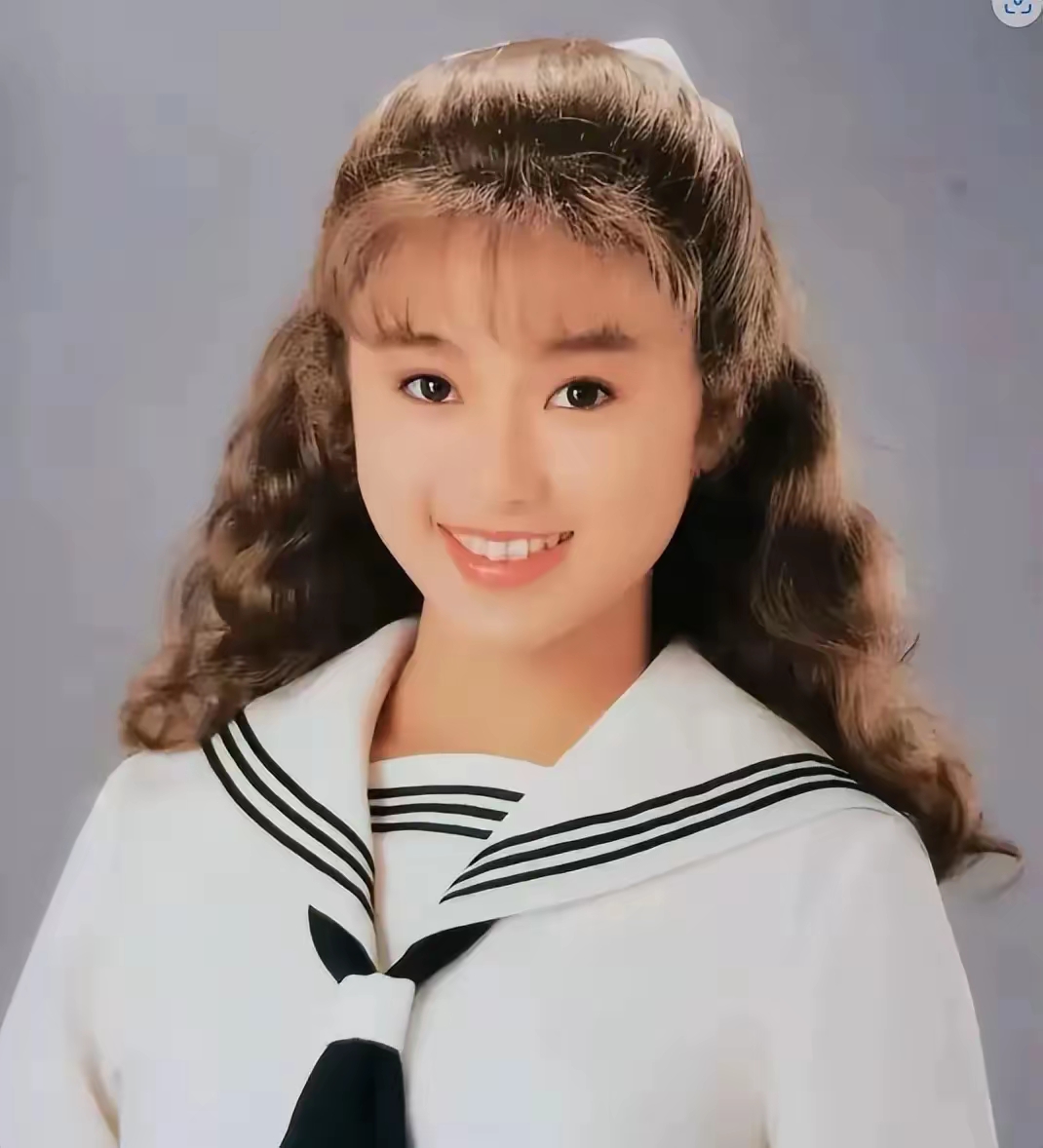 14岁时,她在杂志广告的指引下参加了全日本美少女大赛,虽然未能在决赛
