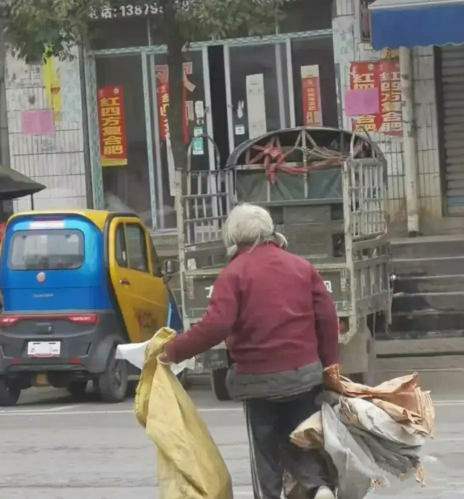 捡垃圾的老奶奶拿着银行卡去银行柜台取钱,柜台人员服务态度不好,老