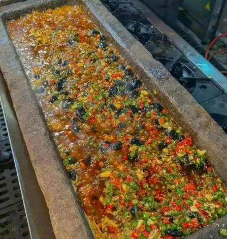 这是什么饭店呢?怎么猪食槽都摆到桌子上去了?