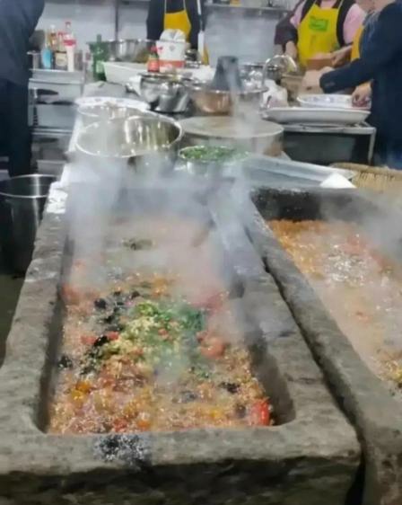 这是什么饭店呢?怎么猪食槽都摆到桌子上去了?