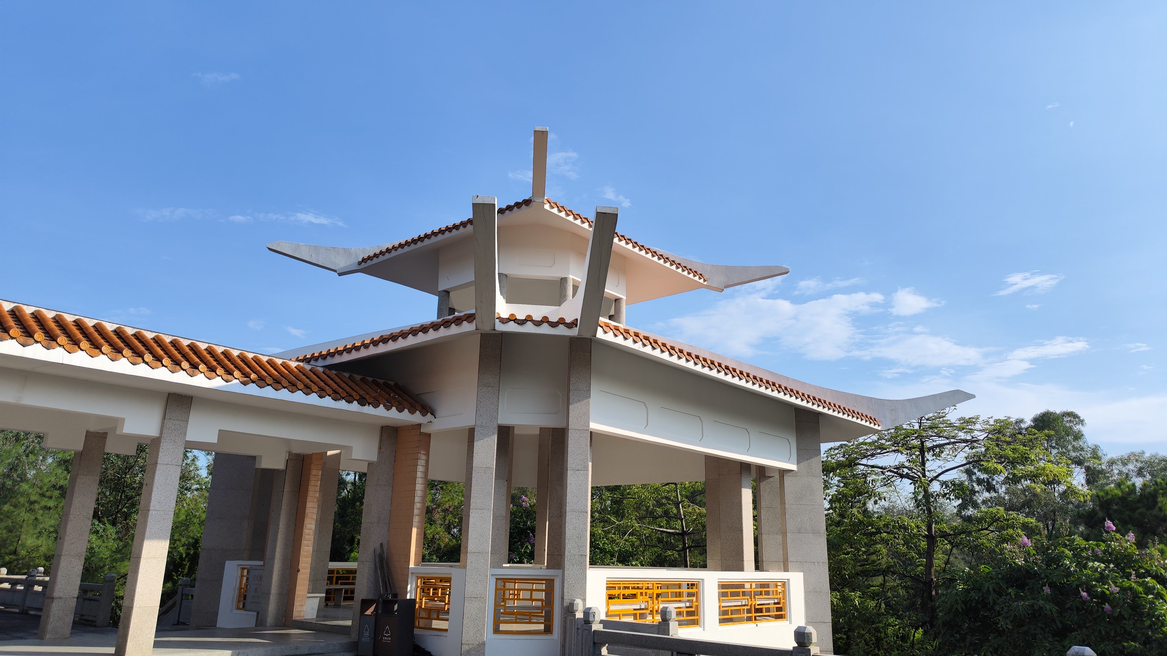 榴花塔位于广东省东莞市东城街道峡口村南铜岭山巅上,塔旁原有宋义士