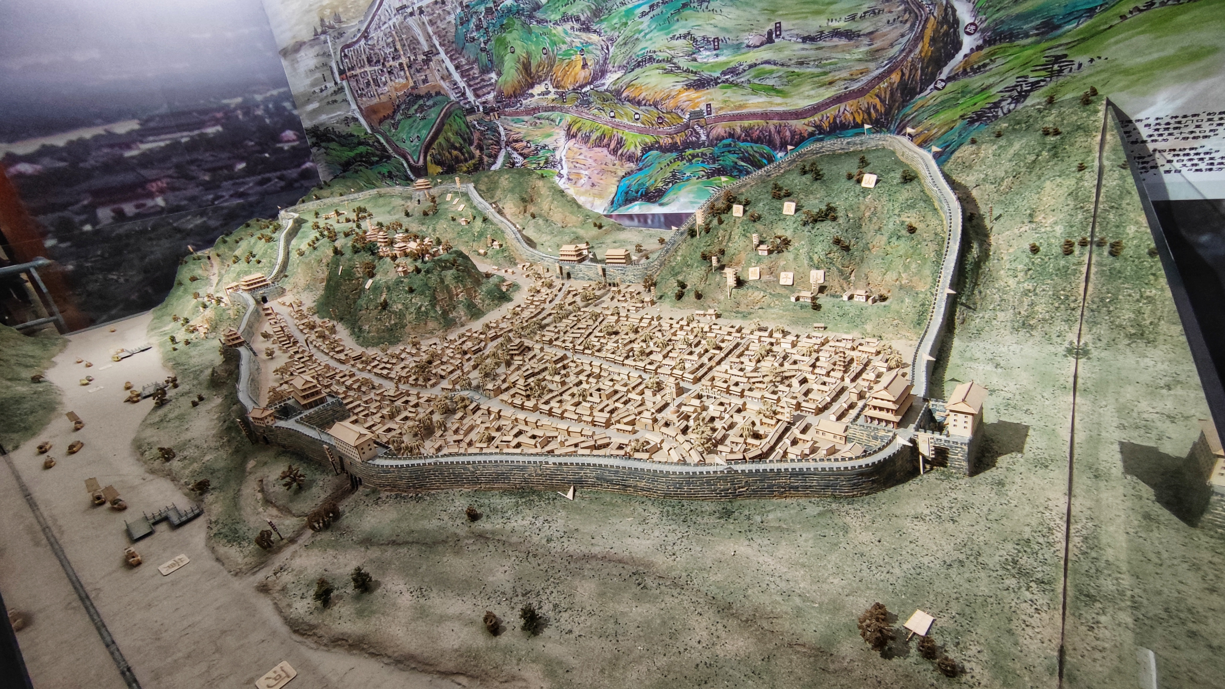 古城,坐落在潼关县城北六公里左右的黄河岸边,属于古潼关遗址上复原