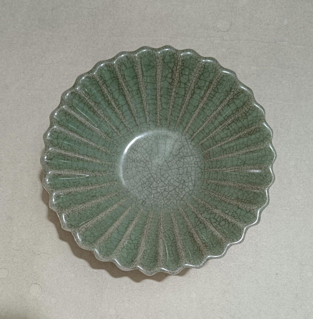 汝窑青绿釉菊瓣花口碗.请大家欣赏.