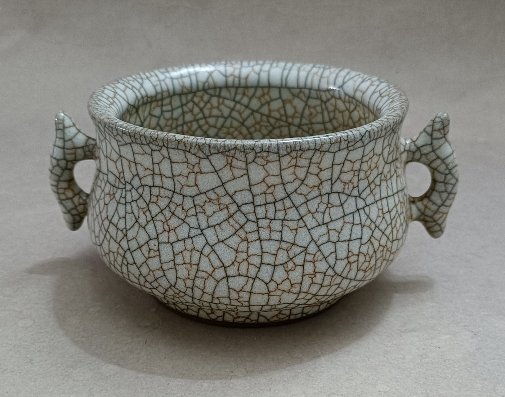 宋哥窑月白釉鱼耳炉.请大家欣赏.