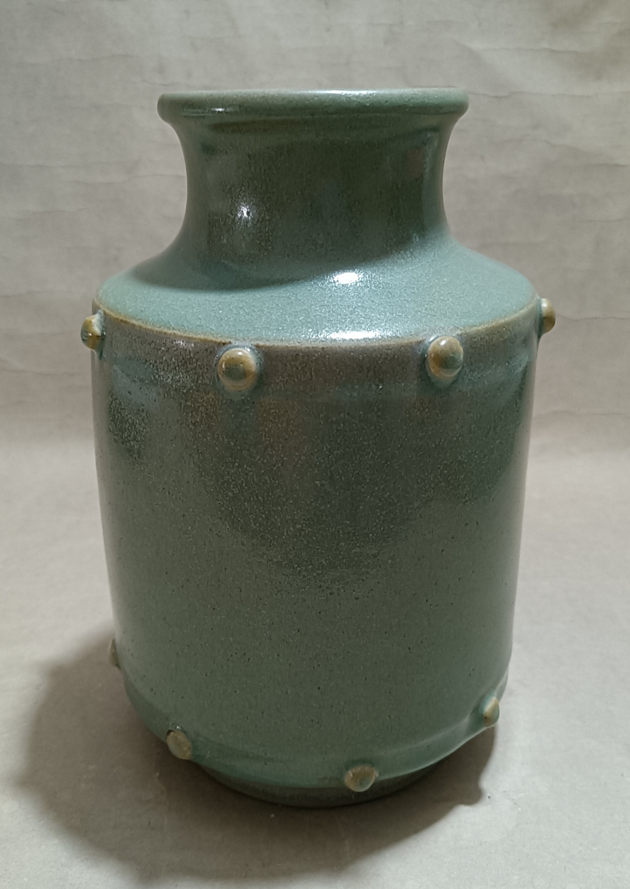 汝窑天青釉鼓钉灯笼瓶.(奉华刻款,罕见)请大家欣赏.