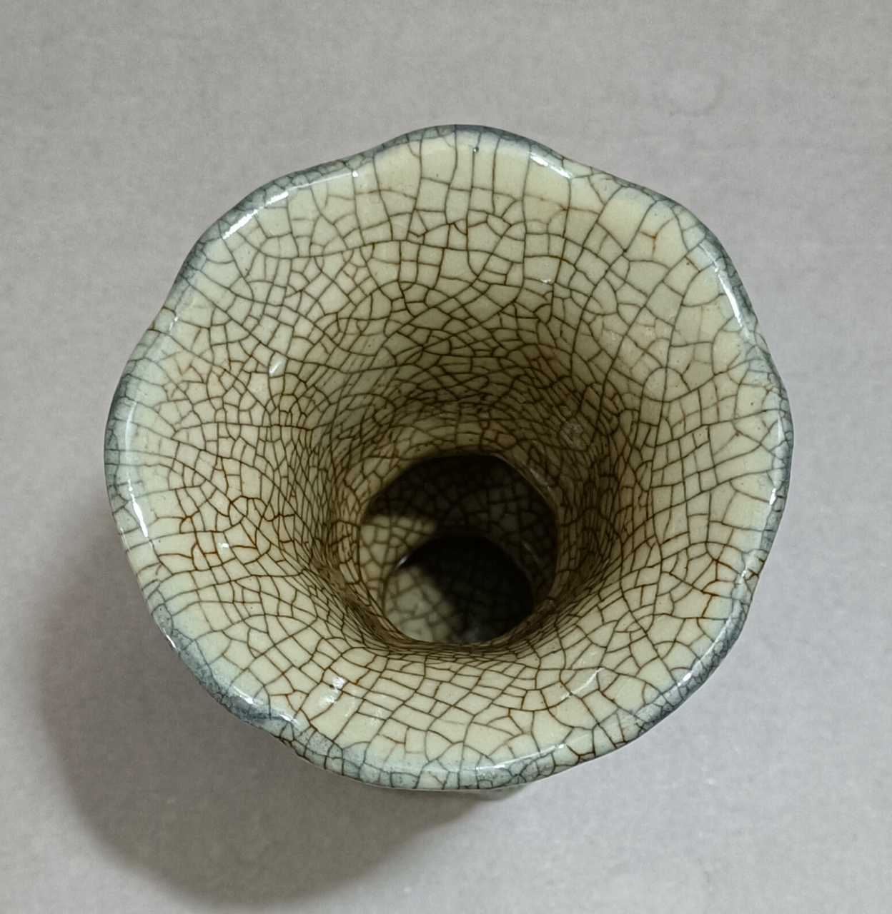 哥窑米黄釉八棱八卦纹花觚.请大家欣赏.