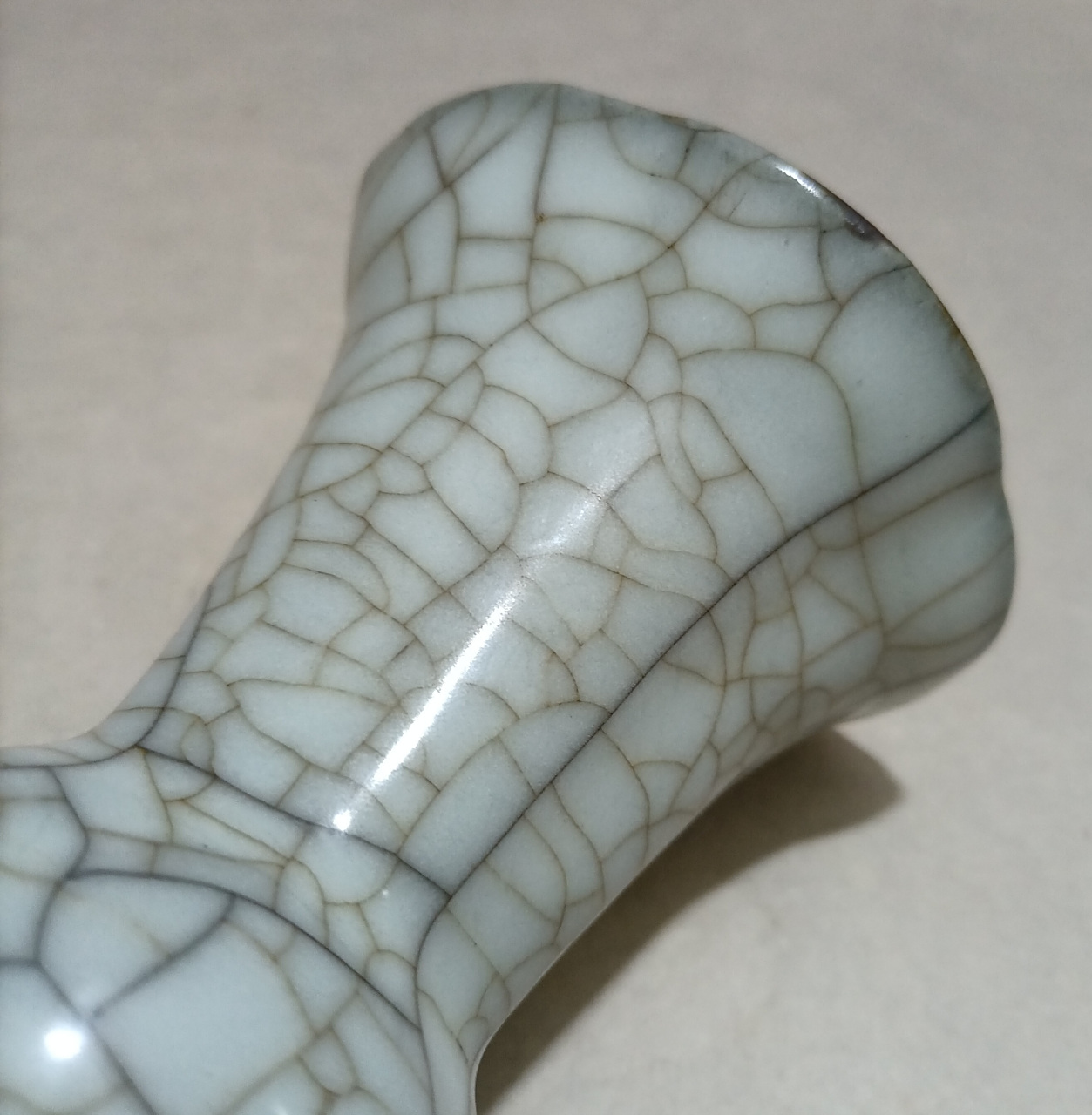 官窑灰青釉海棠花觚.请大家欣赏.