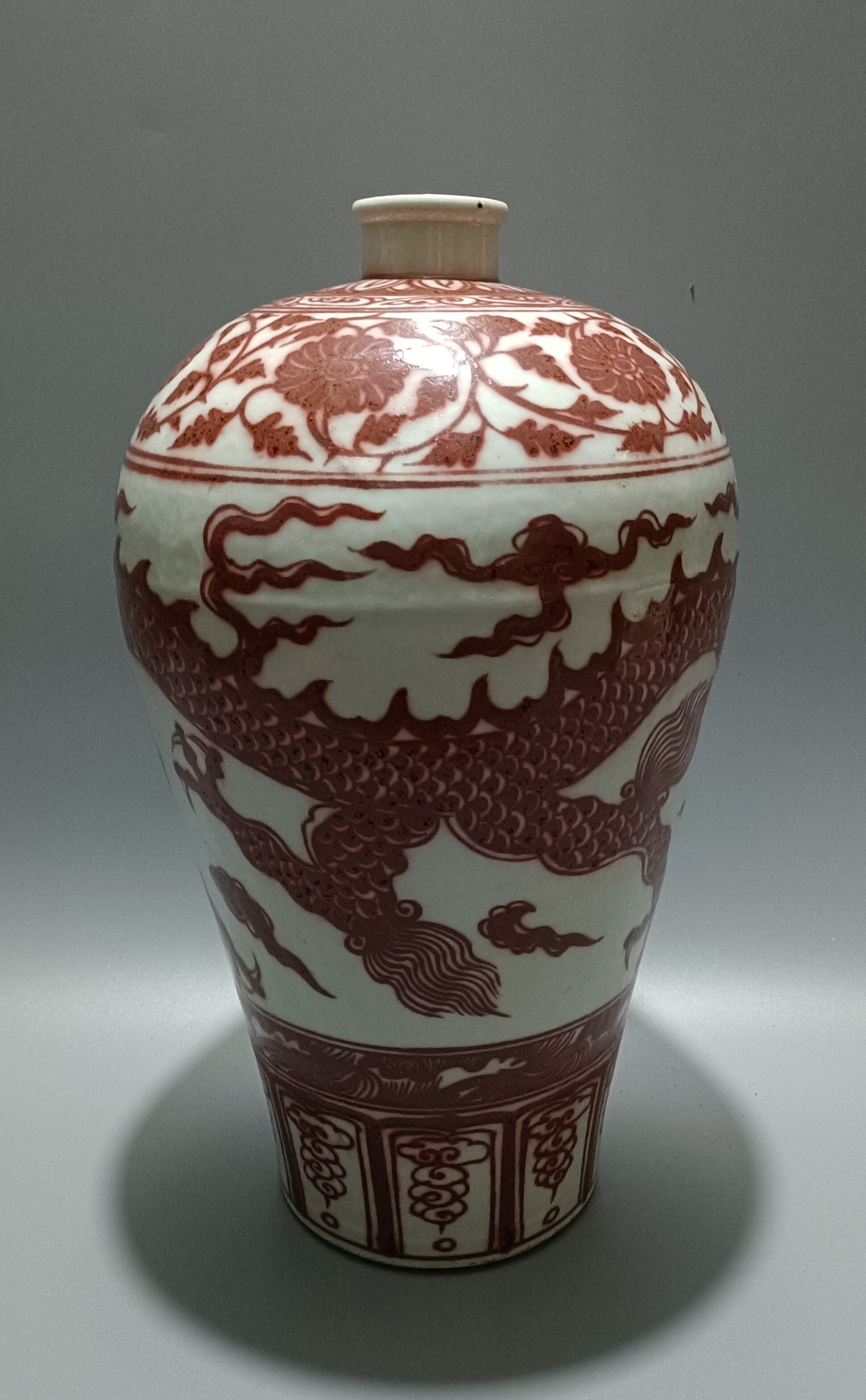 给藏友们欣赏一件明代瓷器 洪武釉里红云龙纹梅瓶,高37厘米