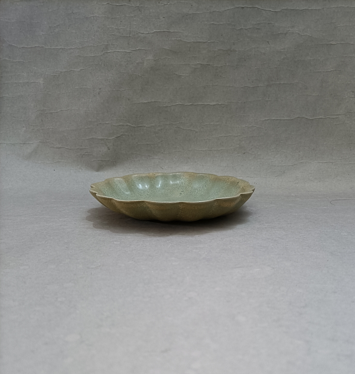 汝窑豆绿釉菊瓣花口盘.请大家欣赏.