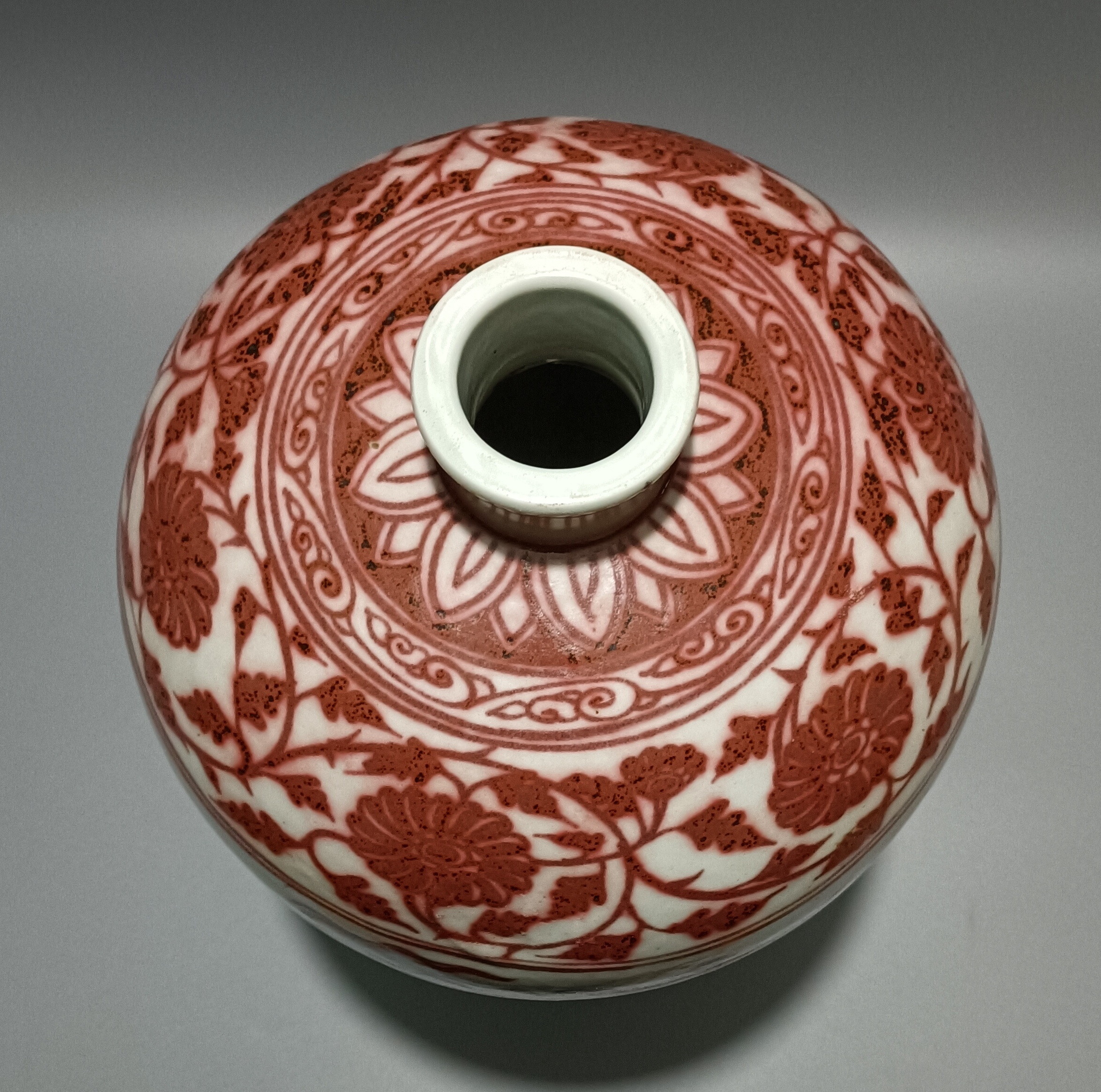 给藏友们欣赏一件明代瓷器 洪武釉里红云龙纹梅瓶,高37厘米