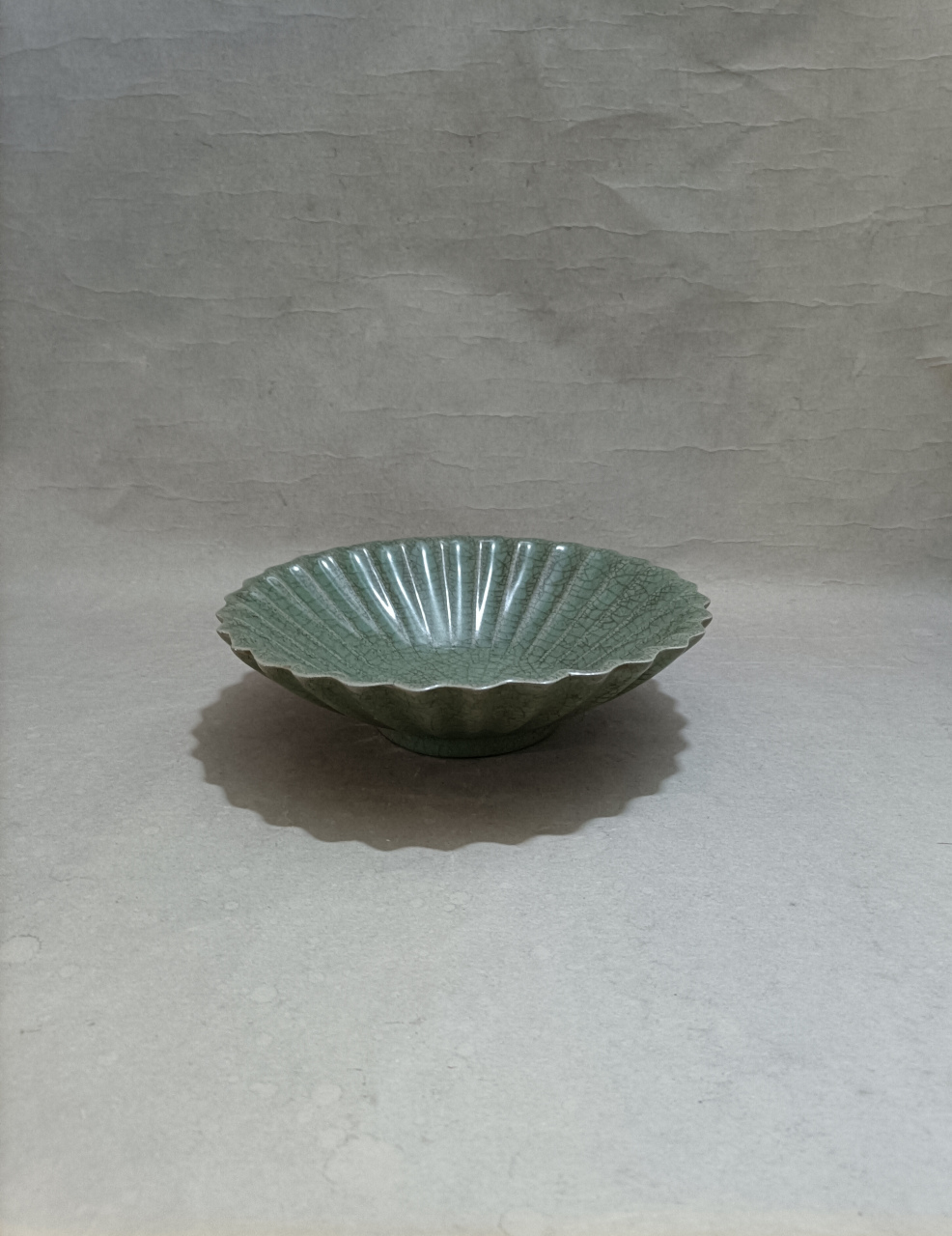 汝窑青绿釉菊瓣花口碗.请大家欣赏.