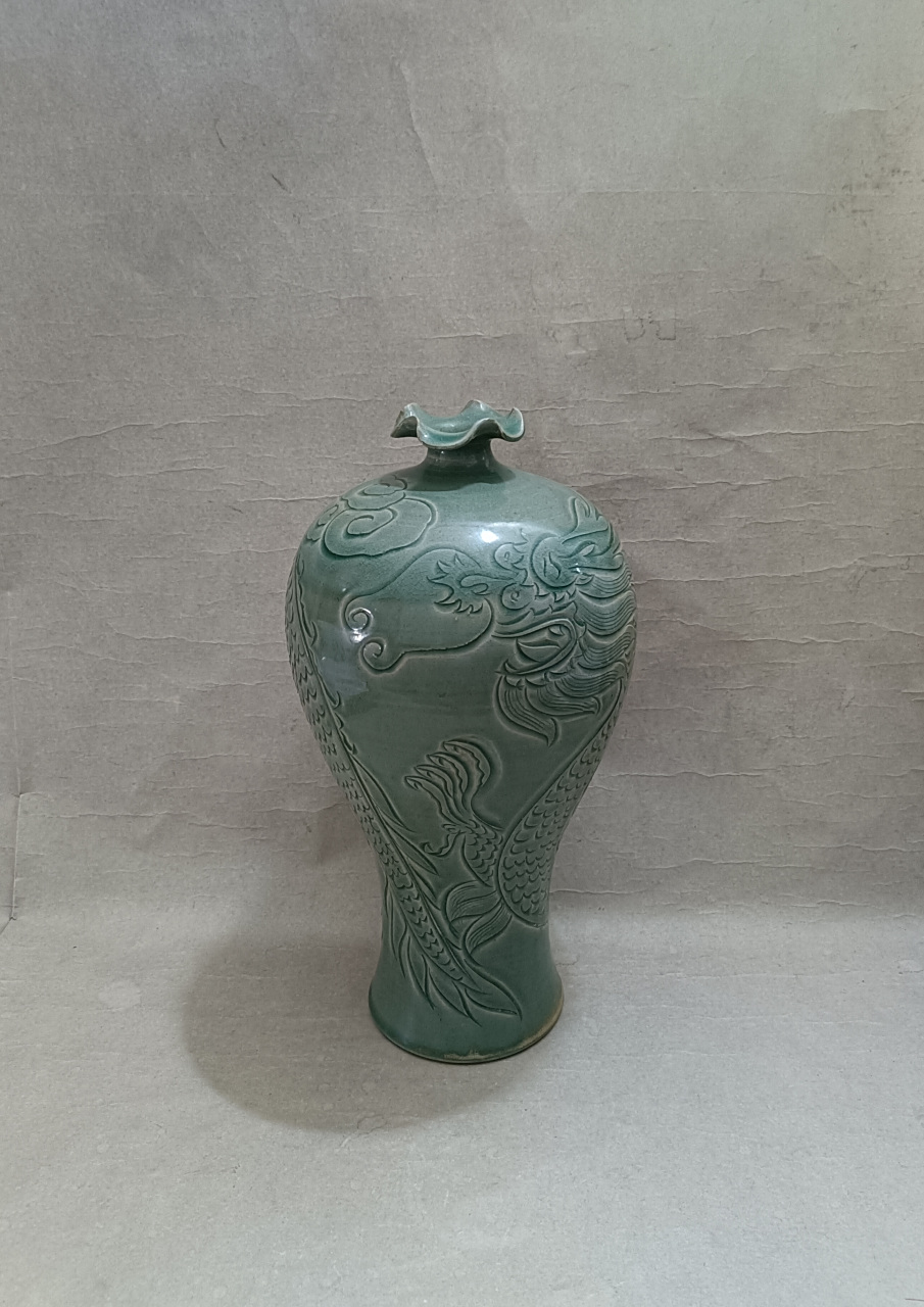 北宋越窑青绿釉刻划花云龙纹梅瓶.(官窑性质,目前仅见2件)请大家欣赏.