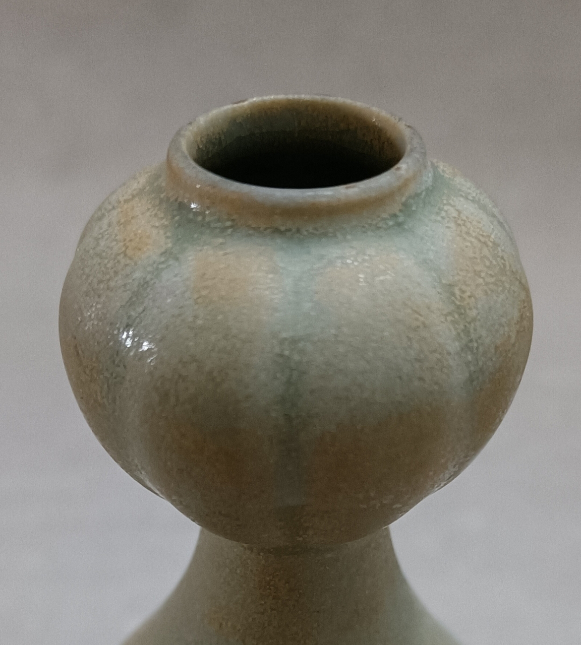 汝窑豆绿釉蒜头瓶.请大家欣赏.