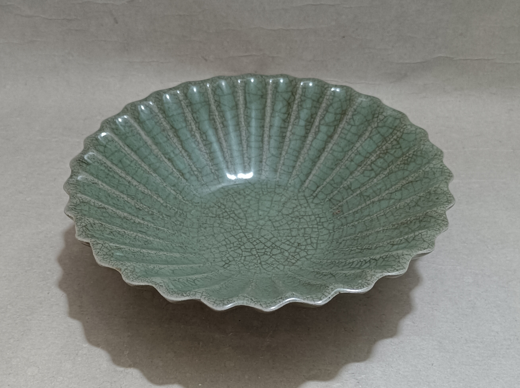 汝窑青绿釉菊瓣花口碗.请大家欣赏.