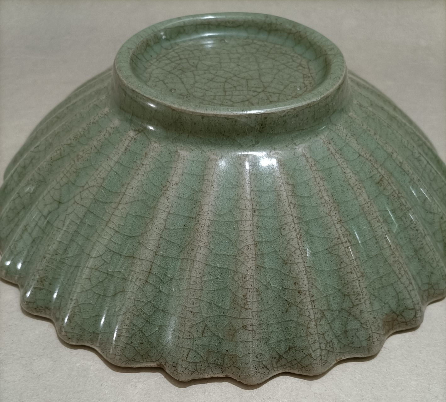 汝窑青绿釉菊瓣花口碗.请大家欣赏.