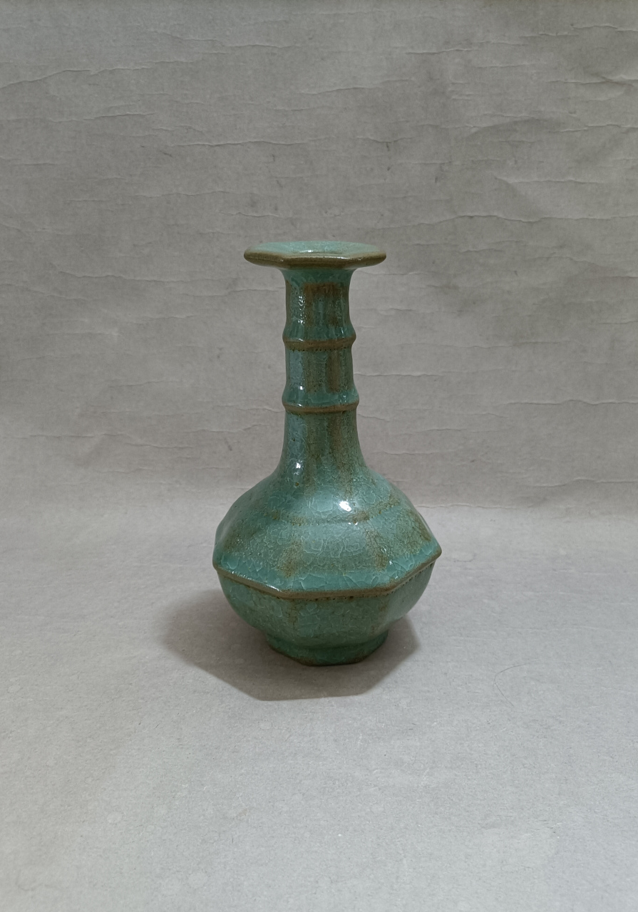 汝窑天青釉八方长颈瓶.请大家欣赏.