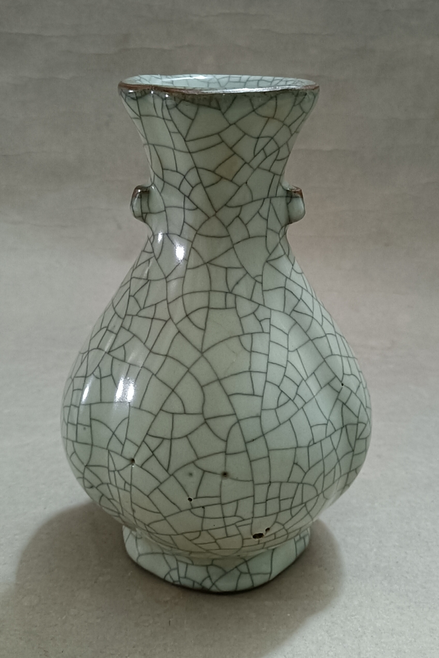 官窑灰青釉海棠式花口瓶.请大家欣赏.