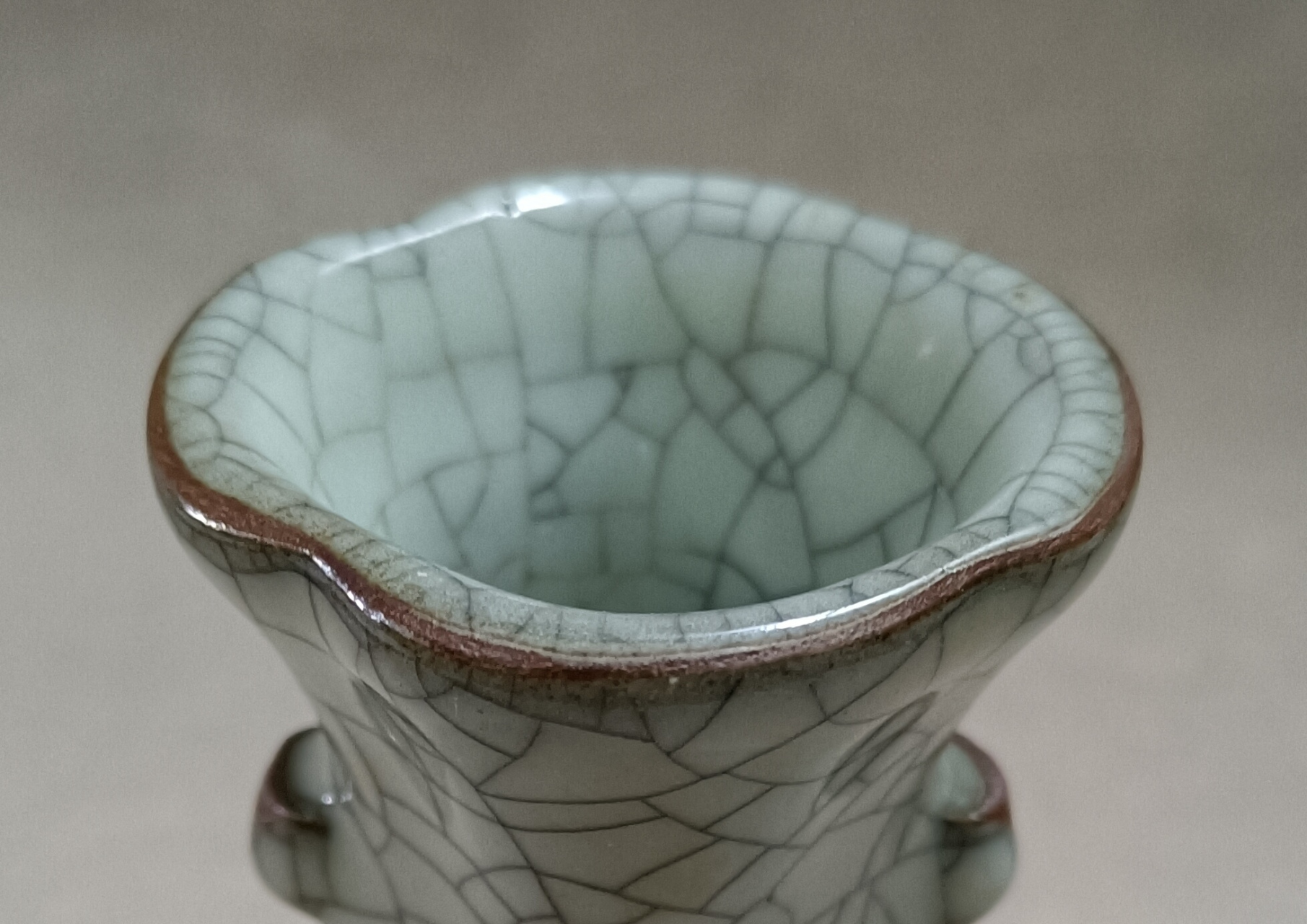 官窑灰青釉海棠式花口瓶.请大家欣赏.