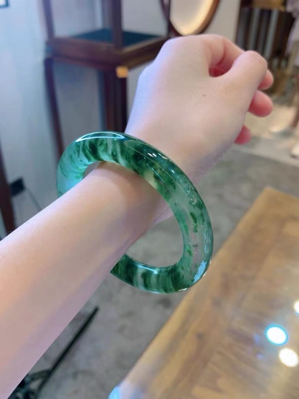 天然缅甸a货玻璃种老坑冰种翡翠手镯满绿飘花圆条翡翠玉手镯女款