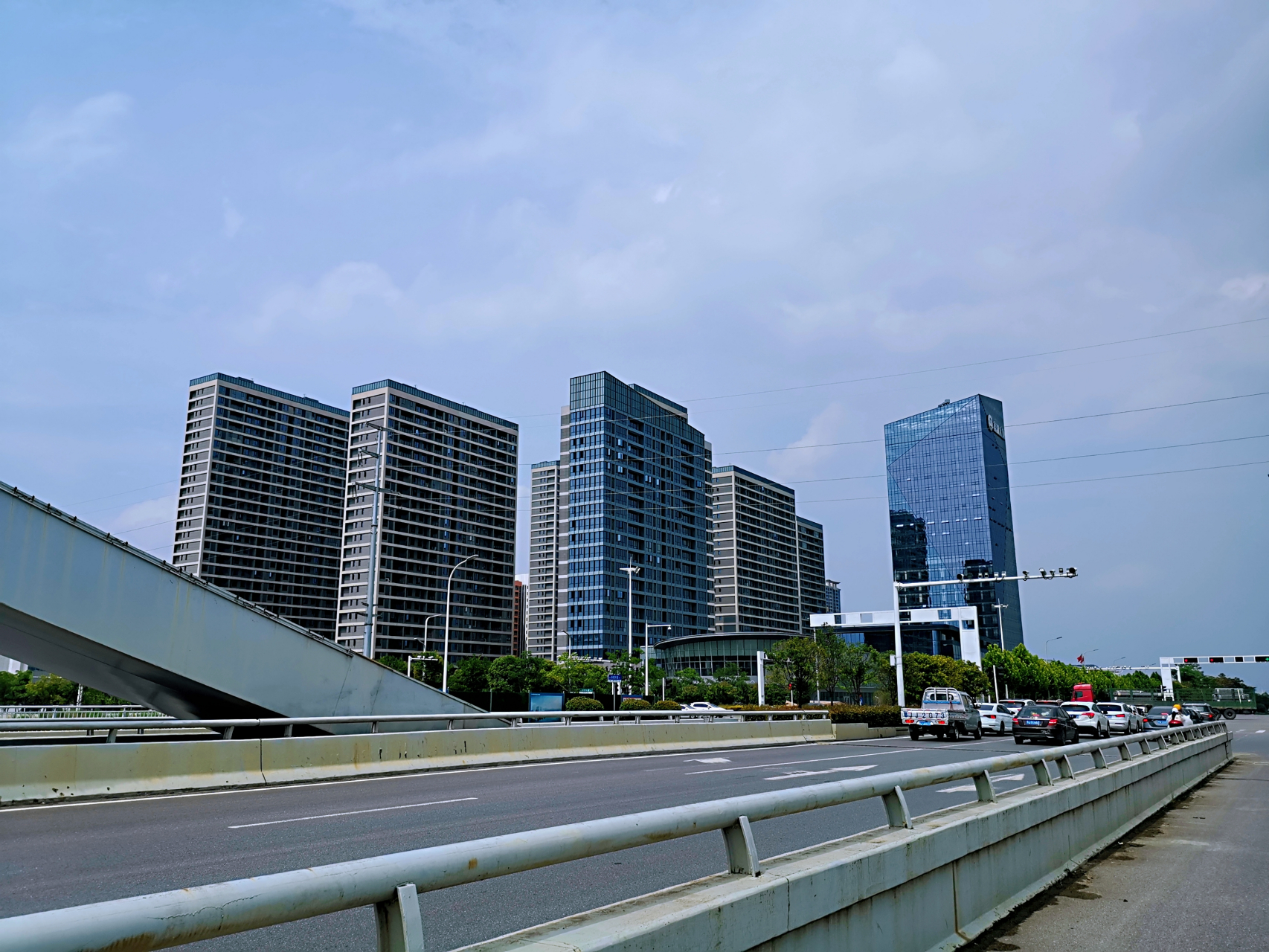 黄冈临空经济区——鑫湖大厦 鑫湖大厦位于黄冈城东新区的入口,紧邻三