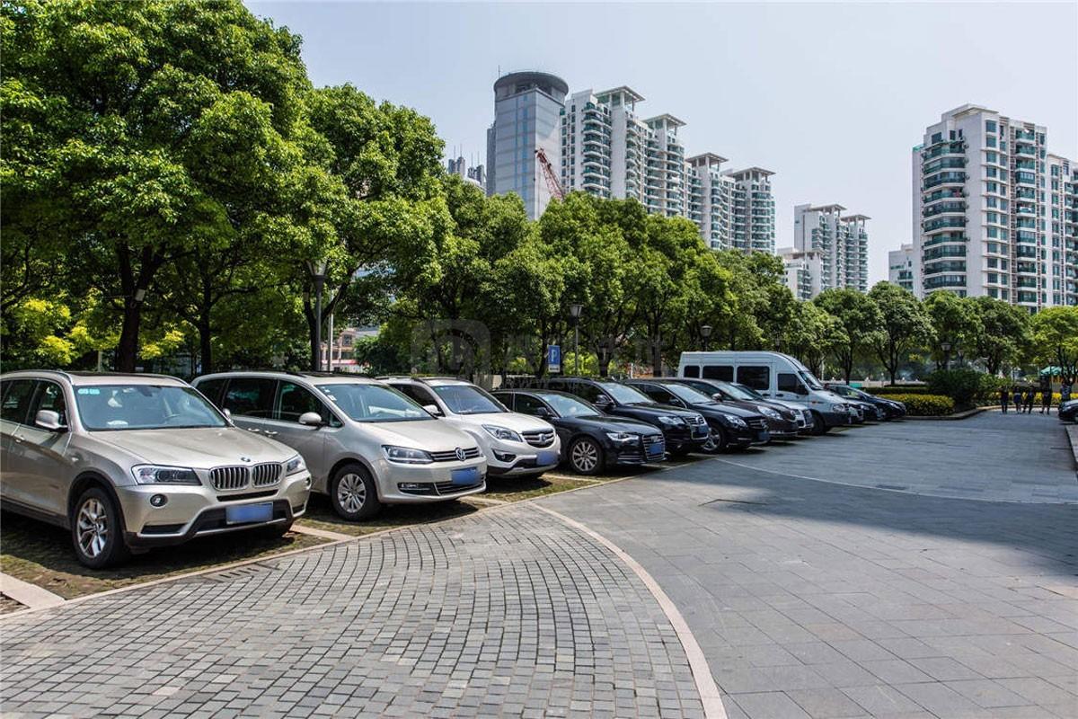 近日,一起在单位停车场猝死车内是否属于工伤的案件引发了广泛讨论