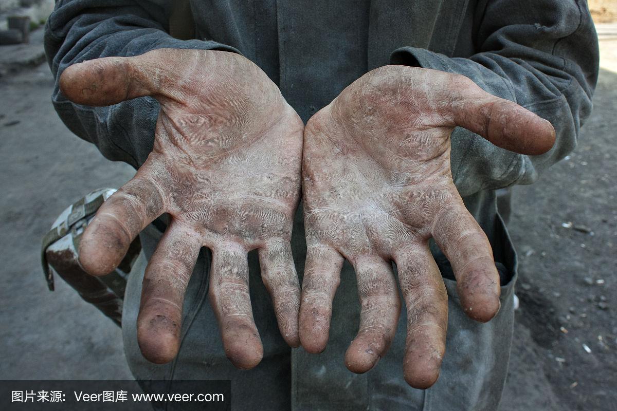 这是一对 90 后夫妻的手