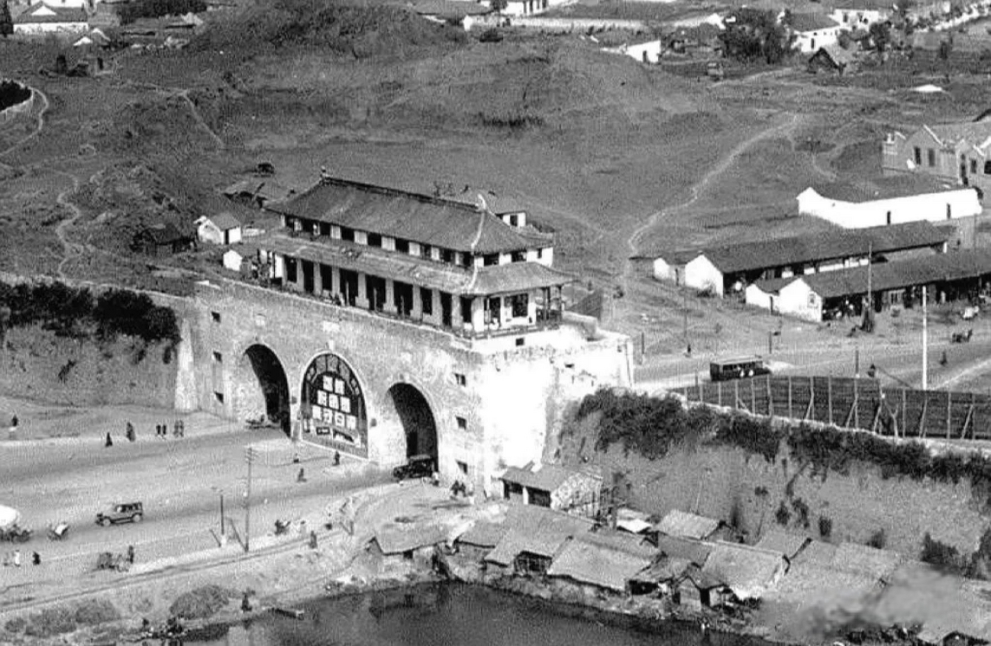 这是一张1929年刚刚改建完成的南京挹江门老照片.