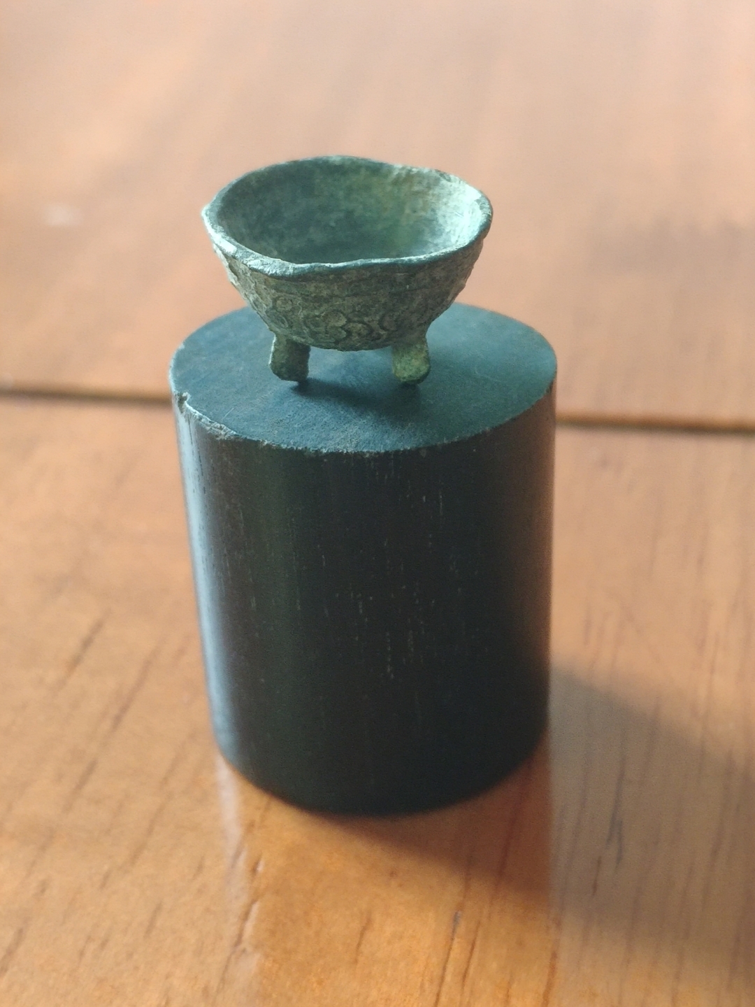 世界最小的青铜鼎,三足寿字鼎,也叫长寿鼎,此鼎圆口三足,外有弦纹3条