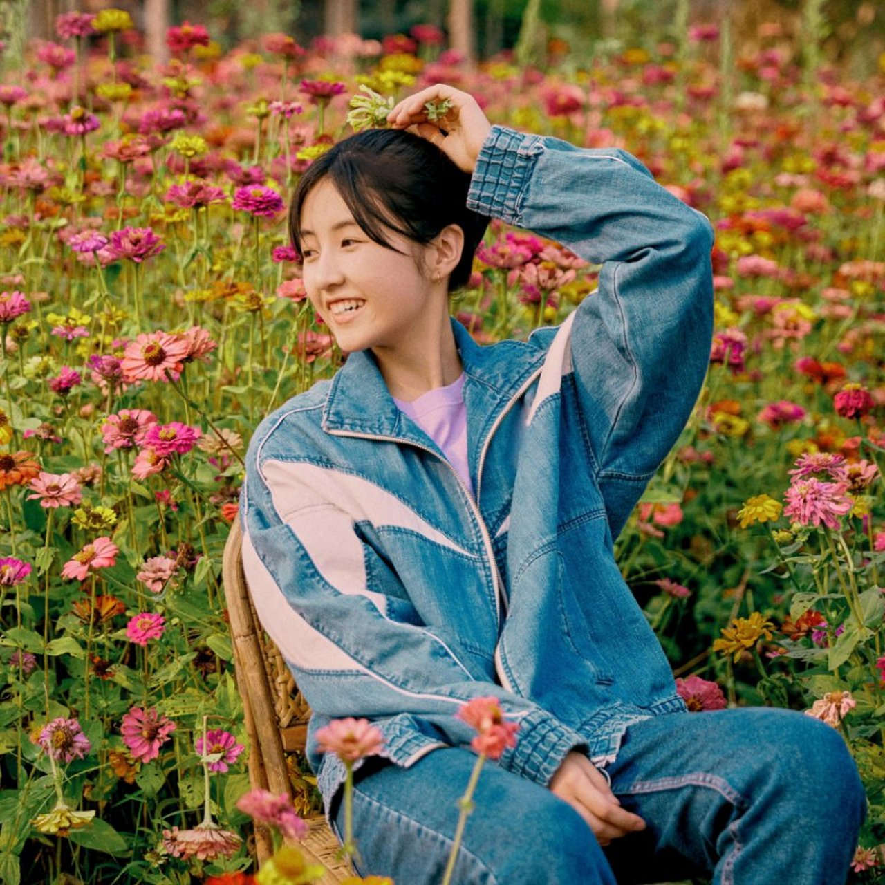 张子枫 花海写真 | 拼接牛仔套装,与八字刘海高马尾,活力满满的繁华