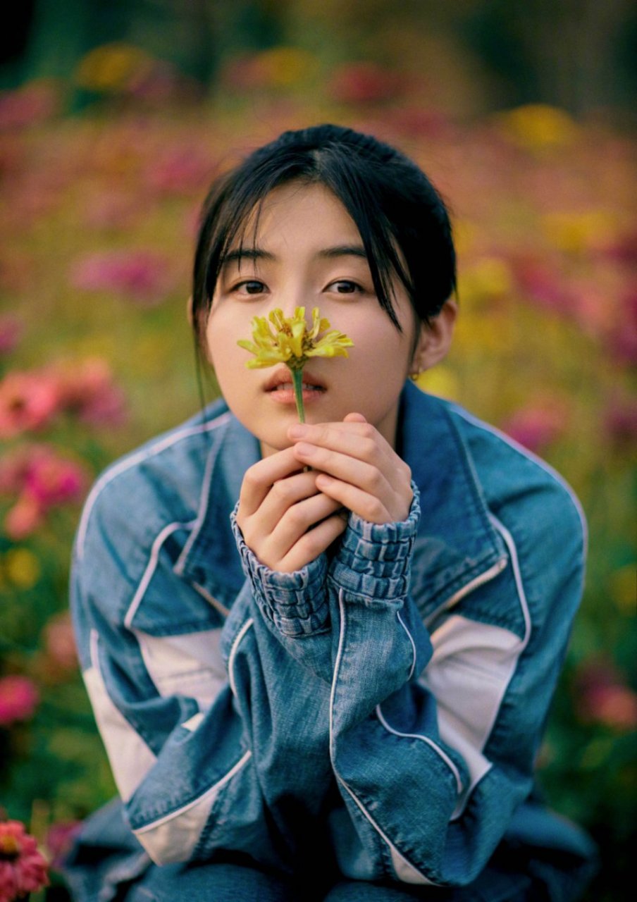 张子枫 花海写真 | 拼接牛仔套装,与八字刘海高马尾,活力满满的繁华