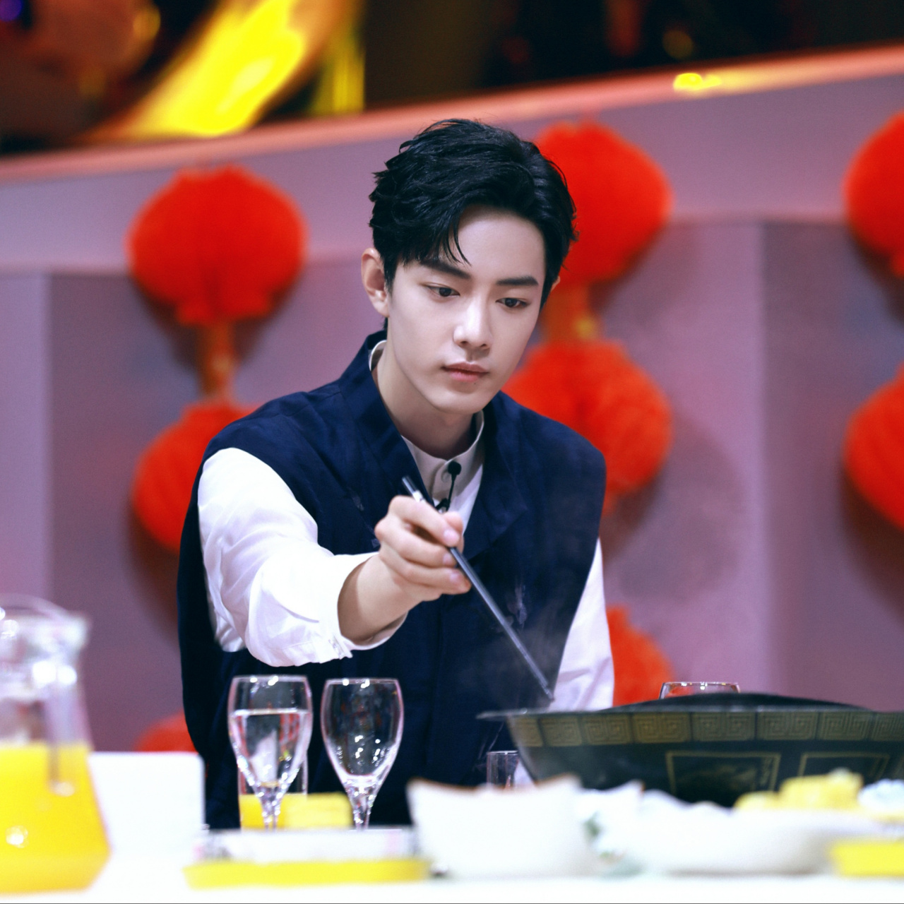 肖战·今晚我们的歌舞台穿搭|暗花西服套装利落干练,亮银铆钉夹克朋克