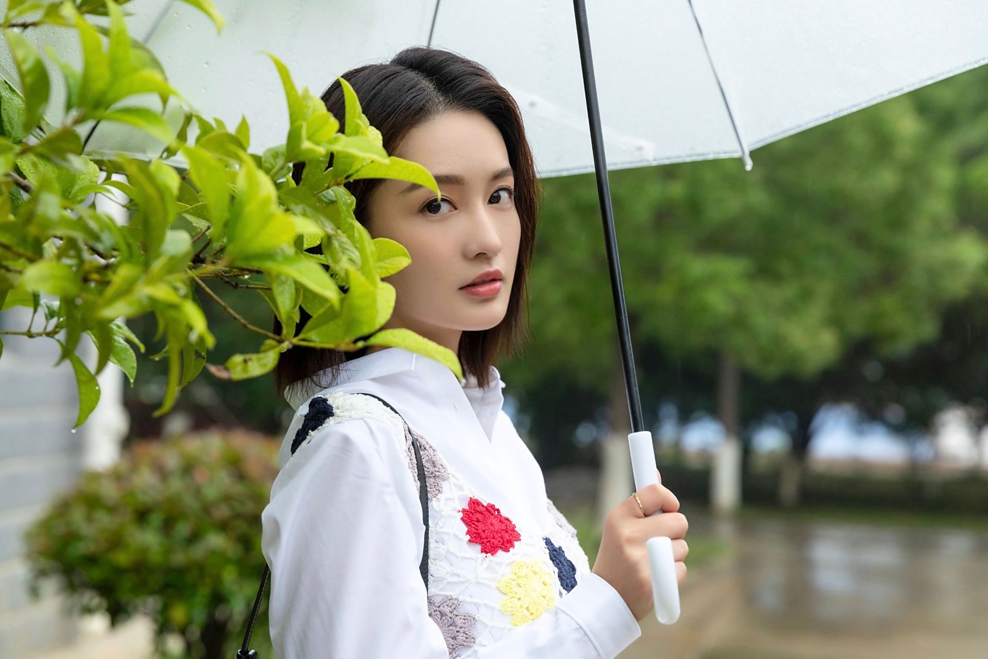 李沁 生活照分享 | 露腹白衬衫外套针织背心,搭配原白拼接半裙,手拿