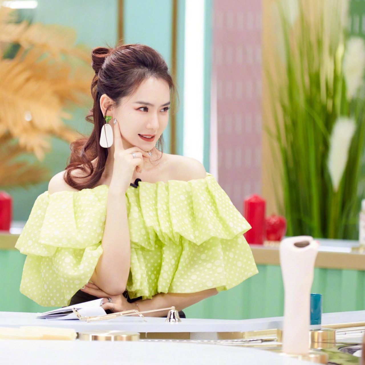 戚薇「beauty小姐」第二季前9期节目look |  果绿一字肩裙,蜜橙短袖