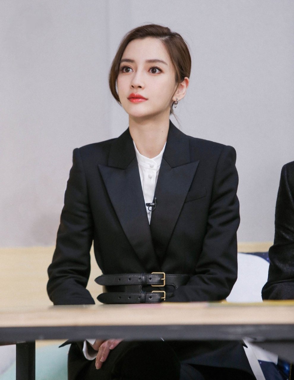 angelababy本周「巧手神探」节目造型|一身黑色加长设计西服套装,配以