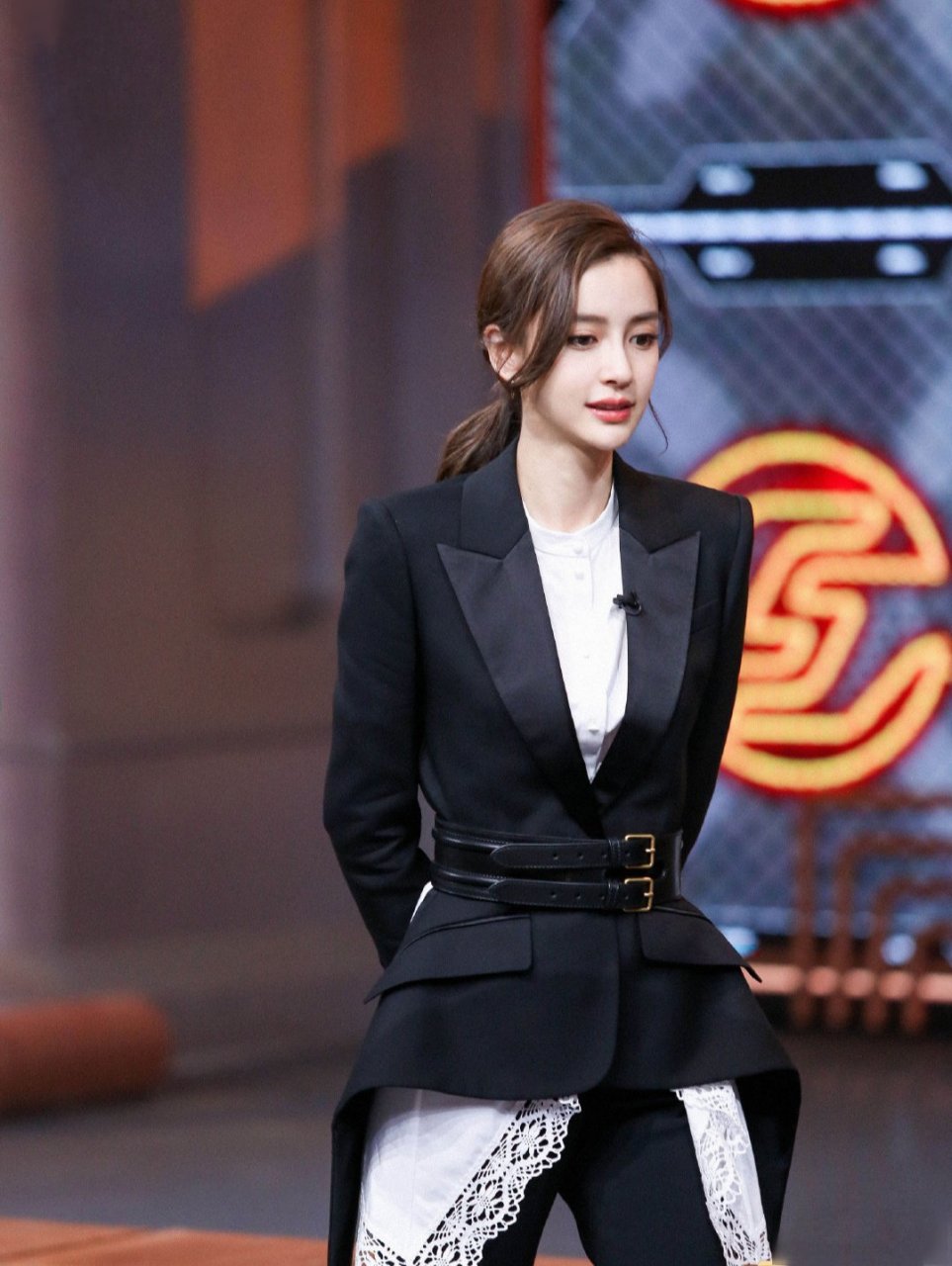 angelababy本周「巧手神探」节目造型|一身黑色加长设计西服套装,配以