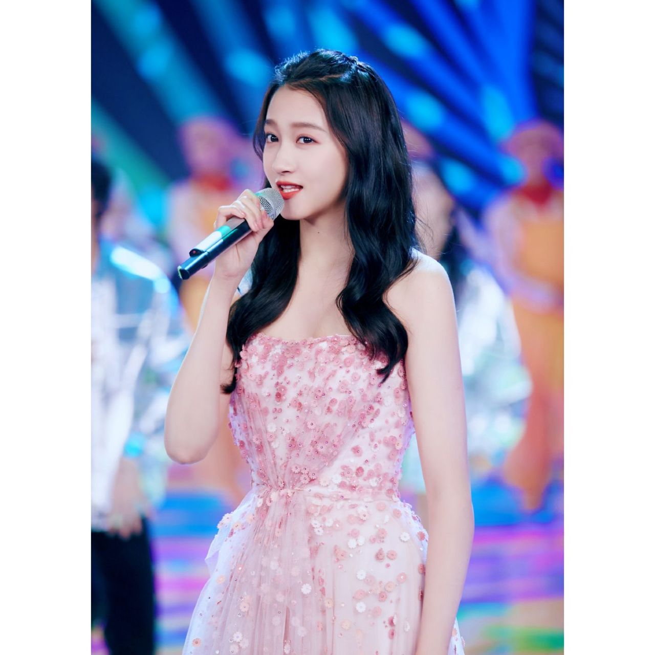 关晓彤 | 央视,北京双台跨年晚会造型 樱花粉抹胸纱裙,配以披肩卷发