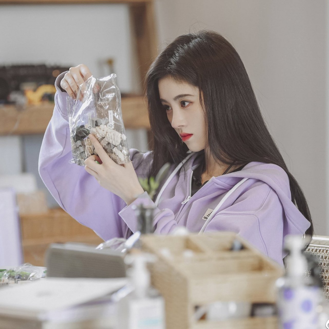 鞠婧祎「朋友请听好」造型合集|  香芋紫运动外套搭破洞仔裤,宽松舒适
