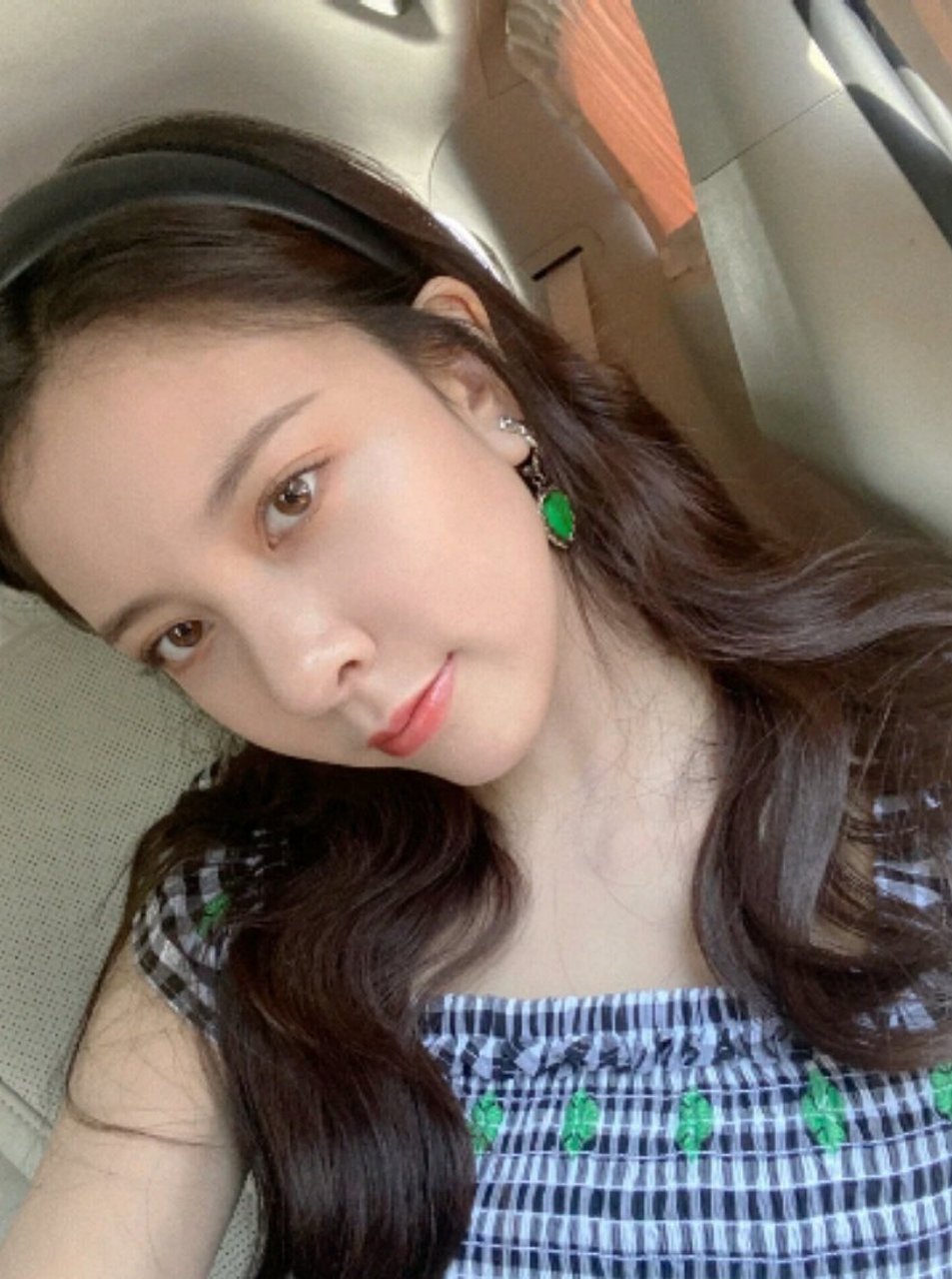 宋妍霏 自拍分享 | 黑白格纹方领裙,与披肩卷发,果绿耳坠与裙装印花