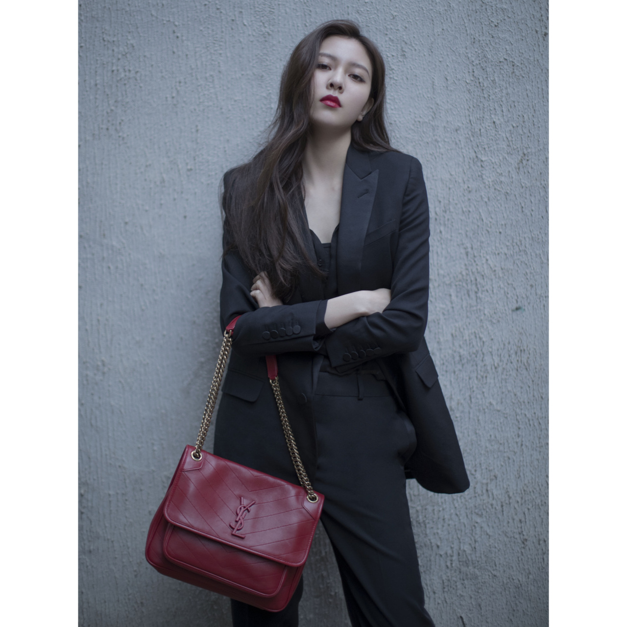 宋妍霏丨工作室晒出一组cc拍摄照,利落黑西装与妖艳红唇,霸气女总裁的