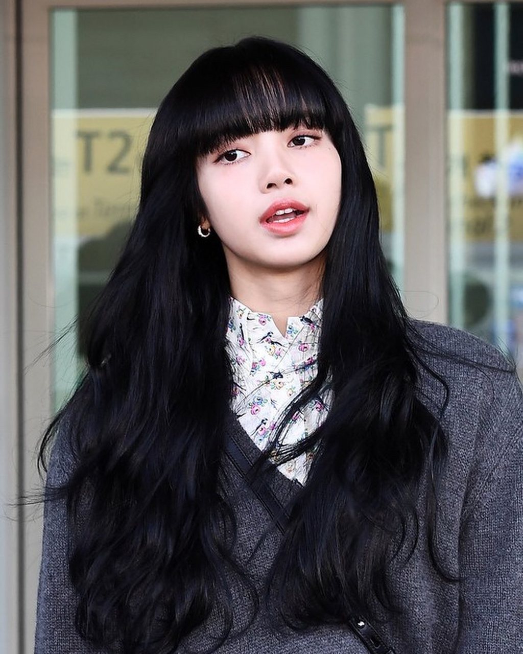 lisa | 现身机场飞往米兰时装周,一身烟灰针织衫内搭碎花衬衫,大方