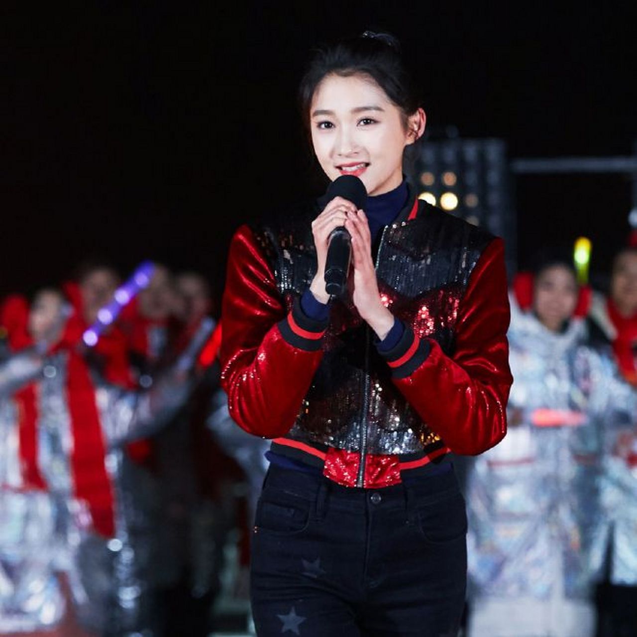 关晓彤 | 央视,北京双台跨年晚会造型 樱花粉抹胸纱裙,配以披肩卷发