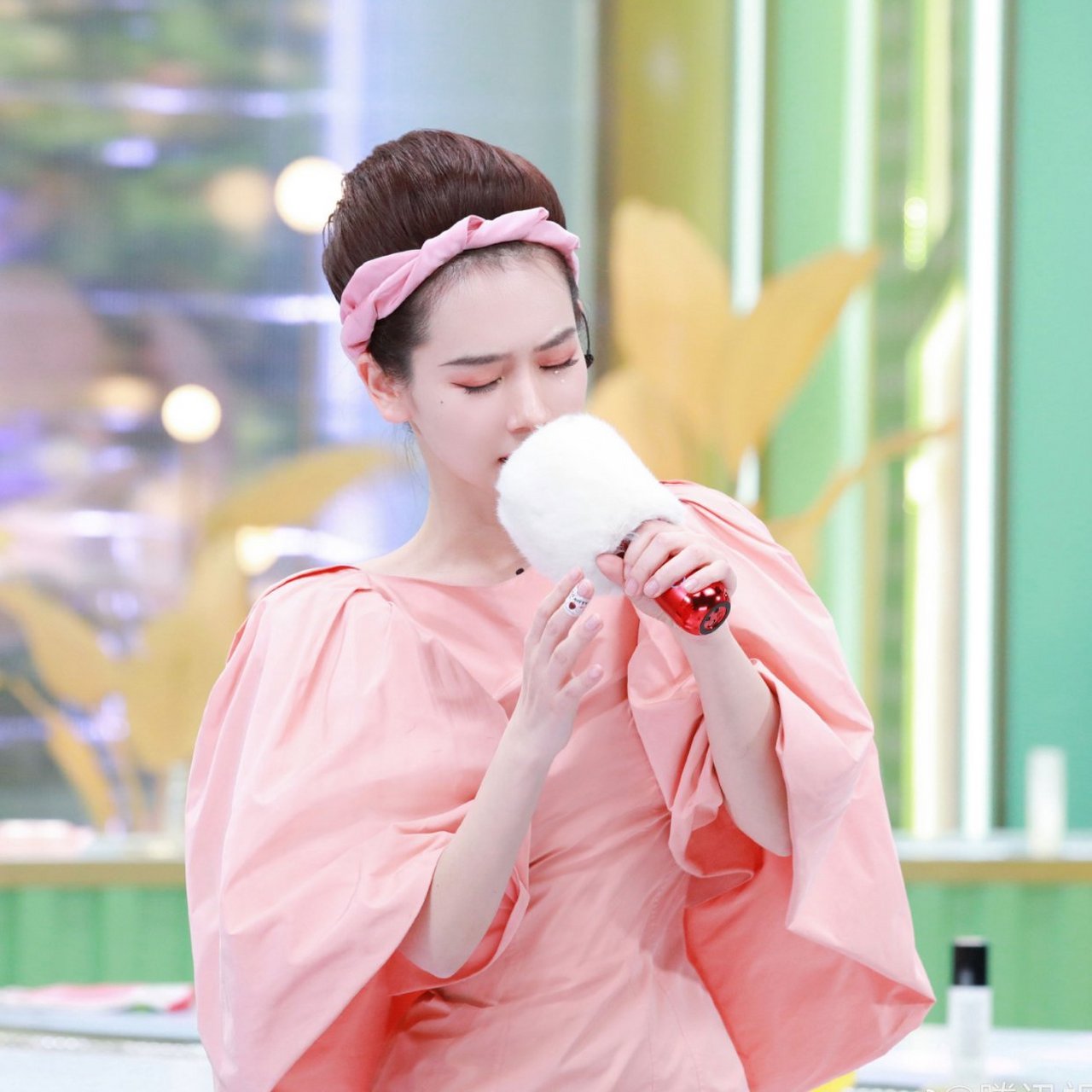 戚薇「beauty小姐」第二季前9期节目look |  果绿一字肩裙,蜜橙短袖