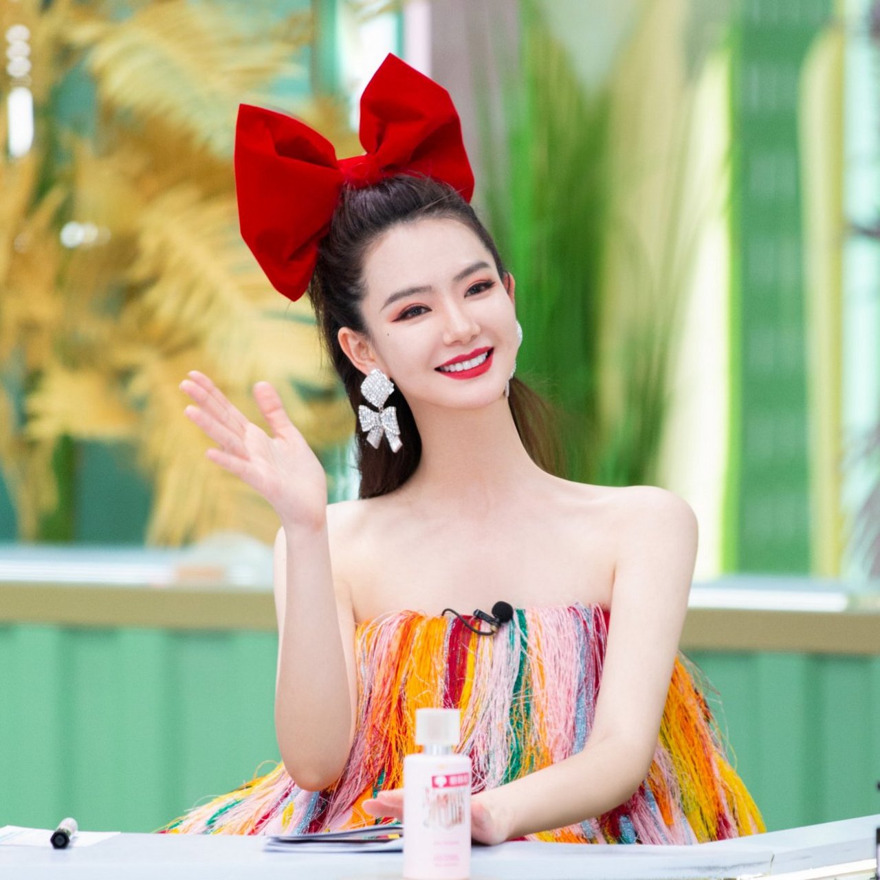 戚薇「beauty小姐」第二季前9期节目look |  果绿一字肩裙,蜜橙短袖