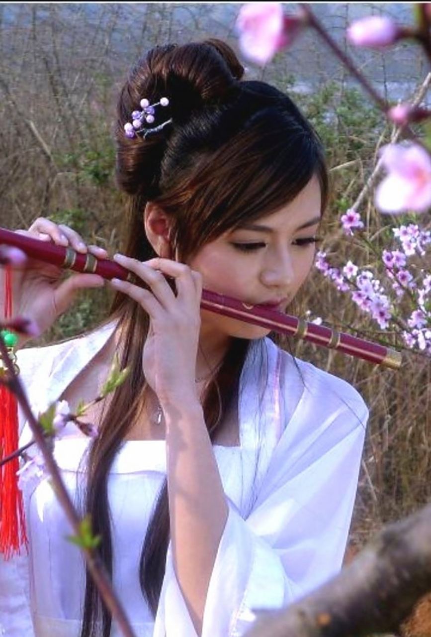 窈窕女子吹短笛 恬值情窦初开时 罗衫漫舞听众醉 正茂丰华万人迷 和那