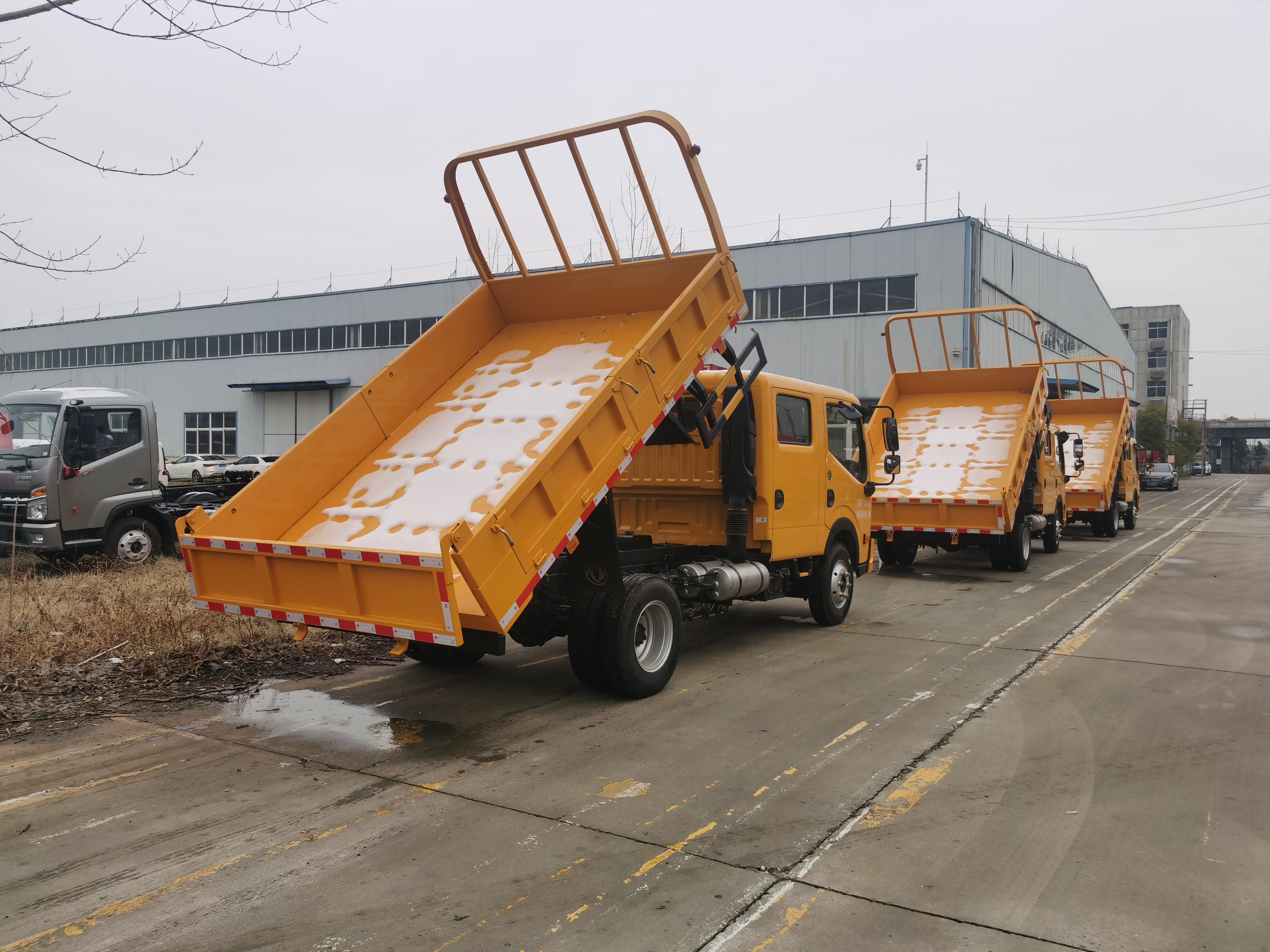 东风福瑞卡双排自卸车,这车队整齐划一,栏板高度400mm,总质量7360kg