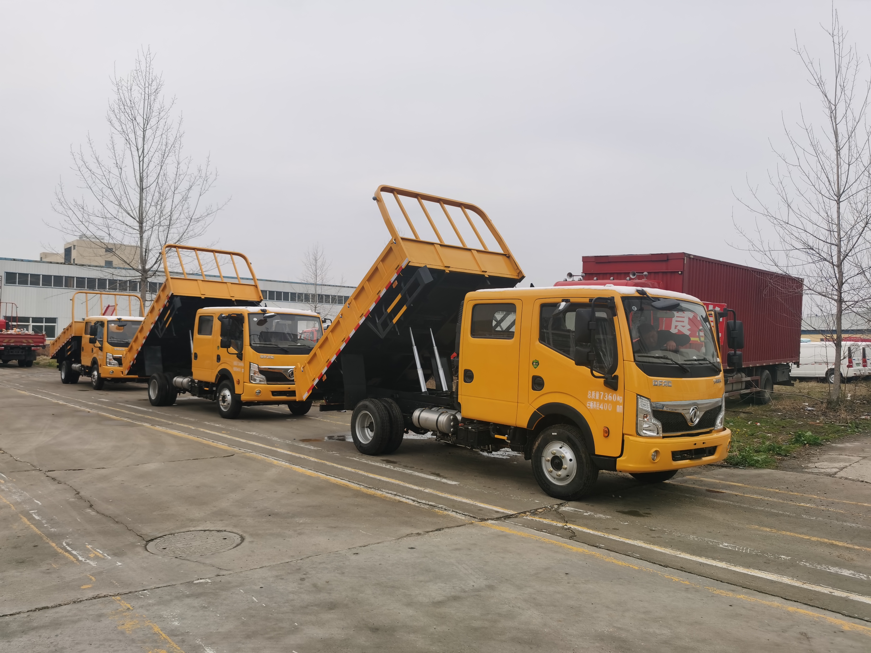 东风福瑞卡双排自卸车,这车队整齐划一,栏板高度400mm,总质量7360kg