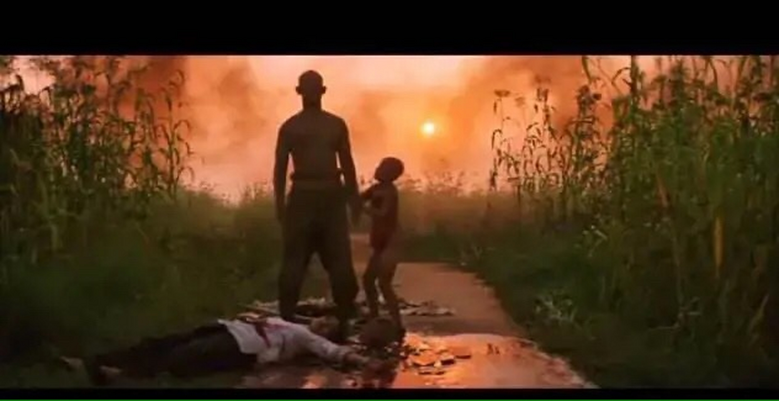 《红高粱》原著里,有次豆官哭着求余占鳌不要杀一个受伤的日本马兵