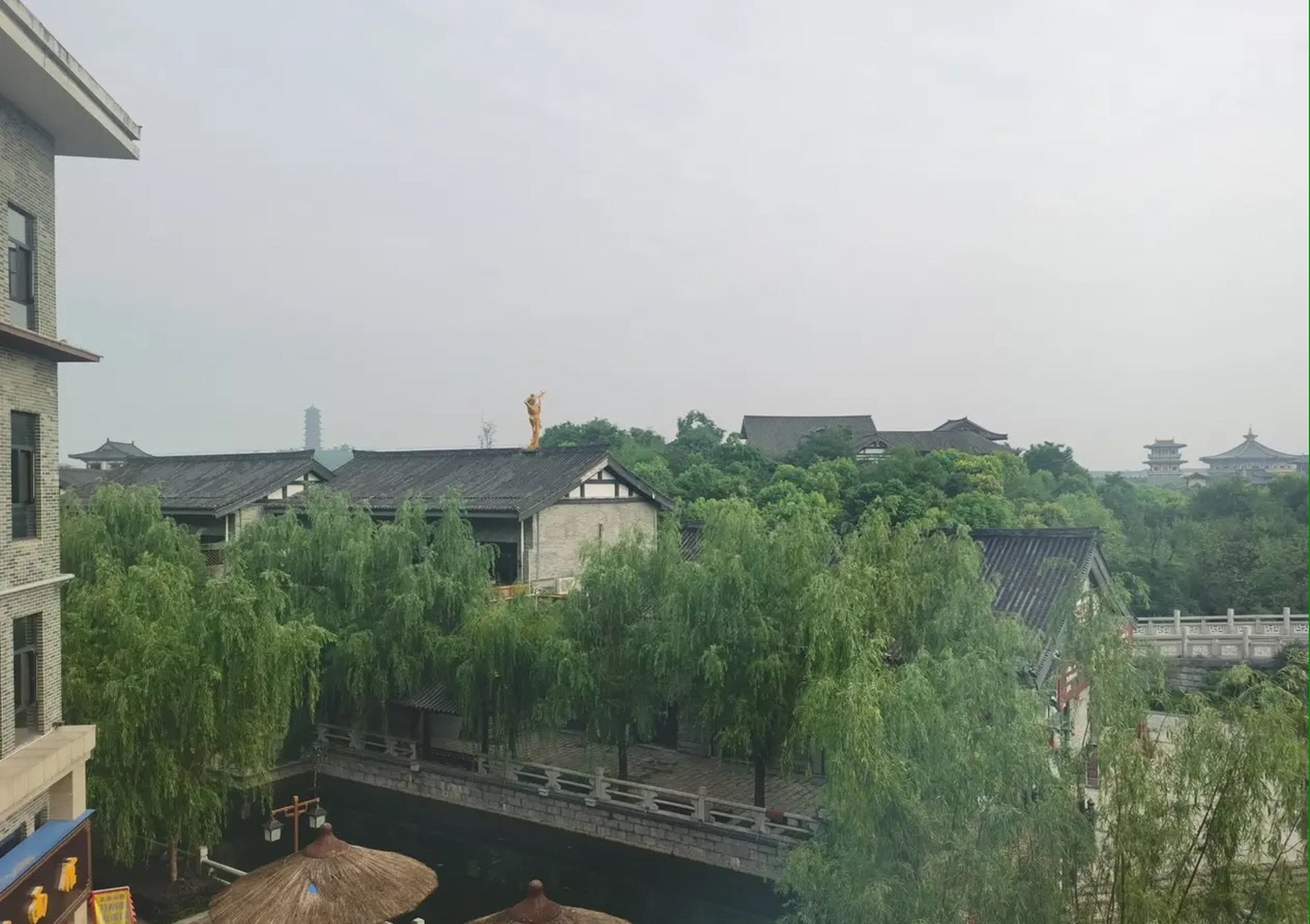 大前天(22号)下午,在大连的同事打电话跟我说,要请假,不能随我去成都