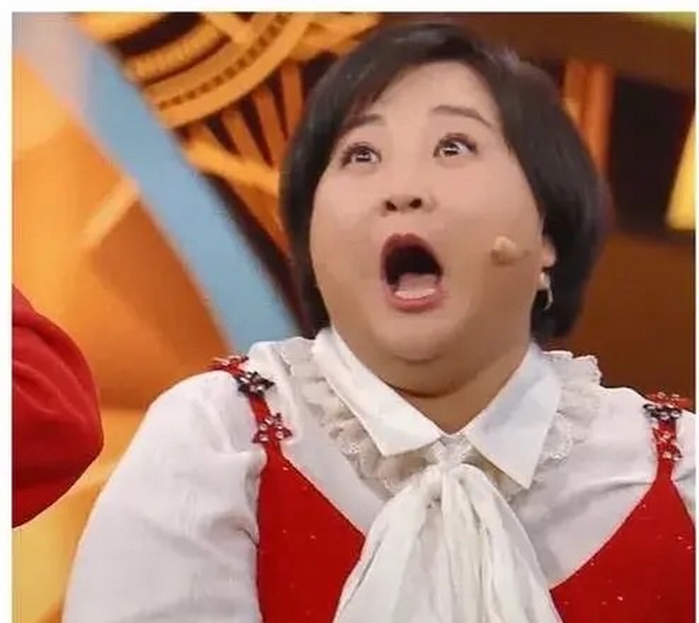 贾玲在台上哭了,观众拿着啤酒让她喝,贾玲的