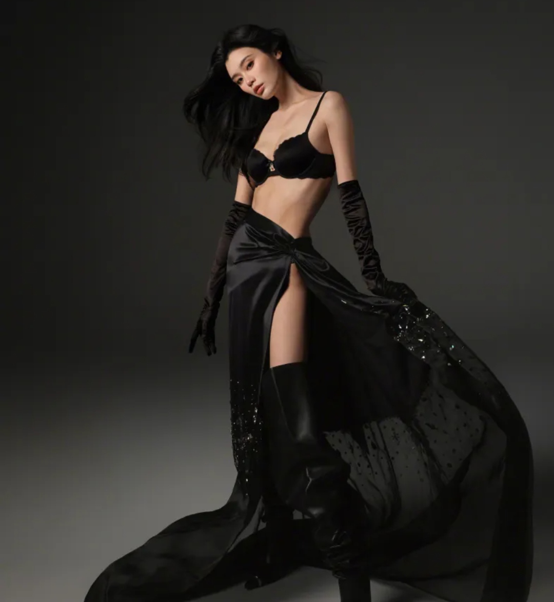 日前奚梦瑶和何穗以及其他两位超模一起拍摄了一组时尚美照,奚梦瑶换